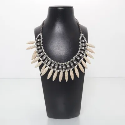 Halsband (Silverfärgad, Vit) Okänd metall