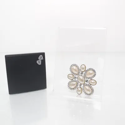 Broche (Beige, Zilver) Onbekend materiaal