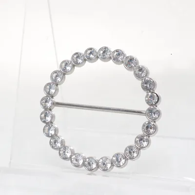 Brosch (Silverfärgad) Okänd metall