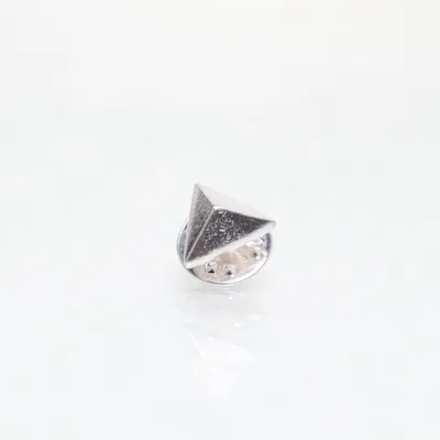 Brosch (Silverfärgad) Okänd metall