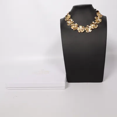 Halsband (Guldfärgad) från Caroline Svedbom Okänd metall