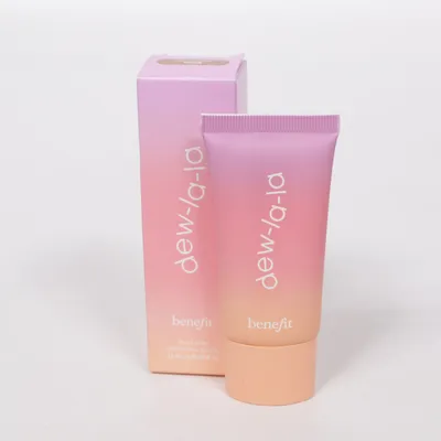 Highlighter (Dew-La-La, Liquid Glow, Nova Meduim Tan) från Benefit