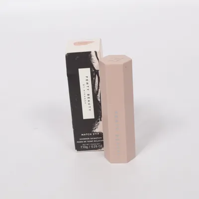 Highlighter (Match Stix, Shimmer Skinstick, Trippin) från Fenty Beauty