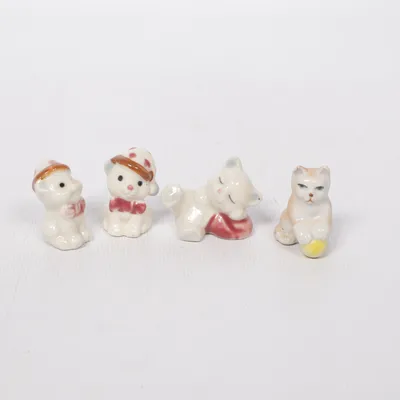 Figurine (White, Red, Brown)