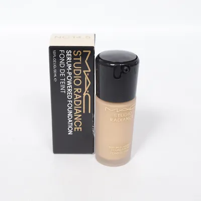 Foundation (Studio Radiance Serum-Powered Foundation) från M.A.C