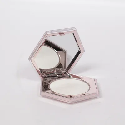 Highlighter (DIAMOND BOMB) från Fenty Beauty