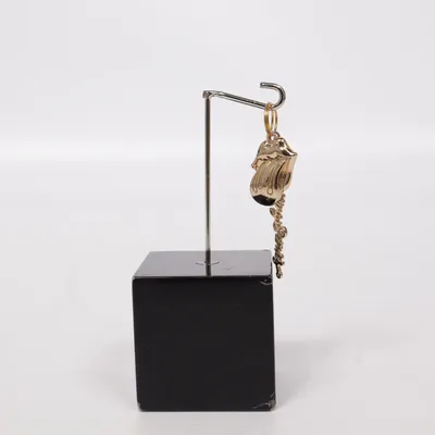 Hänge (Guldfärgad) Okänd metall