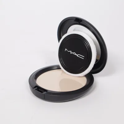 Puder (BLOT POWDER/PRESSED) från MAC