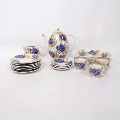 Servis (Lomonosov, Lomonosov porcelain, Lomonosov tea set, Lomonosov coffee set, Imperial Porcelain, Imperial Porcelain Factory, LFZ, Soviet porcelain, USSR porcelain, Russian porcelain, Russian tea set, vintage porcelain, antique porcelain, fine china, bone china style, collectible porcelain, porcelain collection, floral porcelain, cobalt blue, blue and gold, gold trim, gilded porcelain, hand painted style, tea pot, teapot, coffee pot, creamer, milk jug, sugar bowl, teacups, cups and saucers, dessert plates, serving set, elegant tableware, tea service, coffee service, afternoon tea, high tea, cottagecore, grandmillennial, shabby chic, romantic decor, vintage home, luxury tableware, collectible china, rare porcelain, retro decor, dining decor, display cabinet, heirloom, gift idea, hostess gift, classic design, European porcelain, Eastern European, blue floral, floral tea set, ornate porcelain, vintage kitchen, home decor, collector, timeless style, luxury vintage, premium porcelain, table setting, elegant dining, tea lover, coffee lover, antique style, decorative porcelain, porcelain gift, vintage collectible, classic elegance, estate sale find, museum style, rare vintage, traditional craftsmanship, fine craftsmanship, vintage tableware, old world style, luxury home, Victorian inspired, royal style, boho home, maximalist decor, Pinterest home, TikTok home decor, cottage aesthetic, vintage aesthetic, blue white gold, collectible set, porcelain teacup, porcelain saucer, porcelain pot, serving ware, home styling, elegant gift, floral china, gold accent, premium vintage, display piece, rare find) från Lomonosov