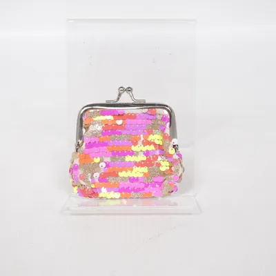 Portmonnä (coin purse, coin pouch, small purse, mini purse, change purse, small wallet, mini wallet, coin wallet, clasp purse, kiss lock purse, kiss lock wallet, frame purse, metal frame purse, snap closure purse, pink purse, pink wallet, sequin purse, sequin wallet, sequins, reversible sequins, iridescent sequins, holographic sequins, shiny purse, sparkly purse, glitter purse, glittery wallet, shimmering purse, metallic details, silver frame, cute purse, cute wallet, girly purse, girly wallet, feminine accessory, mini accessory, pink accessory, kawaii purse, kawaii wallet, kawaii accessory, kawaii aesthetic, Barbiecore, Barbie aesthetic, Barbie pink, pinkcore, princesscore, princess aesthetic, fairycore, fairy aesthetic, coquette, coquette aesthetic, soft girl, soft girl aesthetic, Y2K, Y2K purse, Y2K wallet, Y2K accessory, Y2K aesthetic, McBling, McBling aesthetic, 2000s aesthetic, 2000s fashion, retro Y2K, nostalgic fashion, dopamine dressing, maximalist accessory, statement accessory, glam, glam aesthetic, glamorous accessory, party accessory, disco aesthetic, sparkly aesthetic, glitter aesthetic, holographic aesthetic, iridescent aesthetic, pastel pink, baby pink, candy pink, bubblegum pink, cute aesthetic, girly aesthetic, romantic aesthetic, playful accessory, pocket purse, pocket wallet, compact wallet, tiny purse, travel wallet, cash purse, cash holder, change holder, money pouch, coins, small storage pouch, handbag accessory, bag accessory, everyday accessory, gift idea, cute gift, stocking filler, teen gift, girls gift, pink lover gift, sequin lover, TikTok aesthetic, TikTok fashion, TikTok trending, viral aesthetic, trending accessory, Pinterest aesthetic, Pinterest fashion, Instagram aesthetic, Gen Z aesthetic, festival accessory, party purse, festival fashion, rave accessory, disco glam, Y2K revival, 2000s revival, vintage inspired, retro inspired, preppy aesthetic, dollcore, balletcore, hyperfeminine, ultra feminine, girlypop, pink girly, sparklecore, glittercore, mermaidcore, magical girl aesthetic)