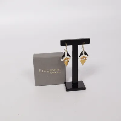 Boucles d'oreilles (Noir, Blanc, Or) de Fragment By Ditte Gren Argent
