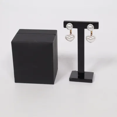 Örhängen (Guldfärgad, Vit) från Sif Jakobs Okänd metall