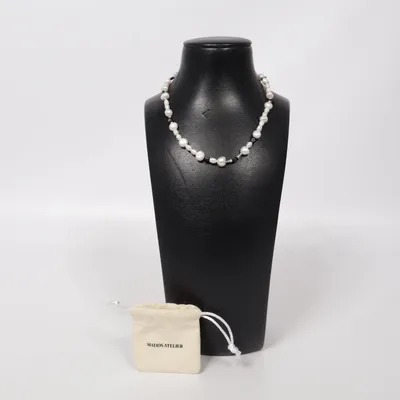 Halsband (Vit, Svart) från Siadds Atelier Okänd metall