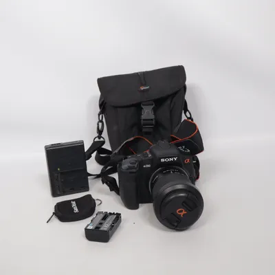 Systemkamera (Dslr-A350 - 0.38m/1.3ft Macro 3.5-5.8/18-70komplett med objektiv, väska och tillbehör.Innehåll i paketetKamerahus: Sony Alpha a350 (14,2 megapixlar, lanserad 2008 med vinklingsbar skärm).Objektiv: Sony DT-zoomobjektiv (troligen 18-70mm f/3.5-5.6) med linslock märkt med Sony α-logotypen.Väska: Svart axelväska från Lowepro.Tillbehör: Batteriladdare, extra batteri samt ett litet minneskortsskydd/väska från SanDisk.) från Sony