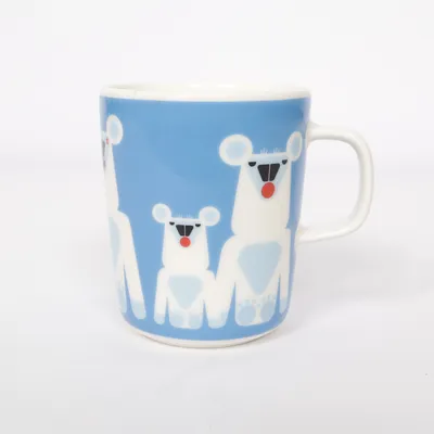 Mok (JÄÄKARHU, marimekko mug, jääkarhu mug, polar bear mug, scandinavian design, nordic design, finnish design, designer mug, collectible mug, rare marimekko, limited edition vibe, animal print mug, cute polar bears, blue aesthetic mug, winter theme mug, minimalist design, modern home decor, aesthetic kitchen, coffee mug, tea mug, ceramic mug, high quality ceramic, design classic, art mug, stylish kitchenware, gift idea, design lover gift, cute aesthetic, cozy vibes, arctic theme, nordic winter, playful design, unique mug, statement piece, home styling, y2k home decor, y2k aesthetic, 2000s design, 2000s style, retro cute, tiktok home, tiktok aesthetic, viral mug, trending decor) van Marimekko