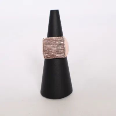 Signet ring (Red) Unknown metal
