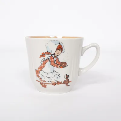 Tasse (arabia mug, vintage arabia finland, retro mug, scandinavian design, nordic style, ceramic mug, collectible mug, cute illustration mug, storybook illustration, girl illustration, whimsical design, cottagecore aesthetic, cozy home decor, tea cup, coffee mug, minimalist ceramic, finnish design, vintage kitchen, retro kitchen decor, unique mug, collectible ceramics, aesthetic mug, soft colors, nostalgic style, home vibes, gift idea, rare mug, y2k aesthetic, y2k home decor, 2000s style, 2000s aesthetic, tiktok home, tiktok aesthetic, trending decor) de Arabia