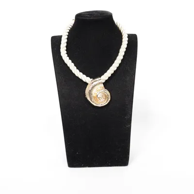Collier (Blanc, Or) Métal inconnu