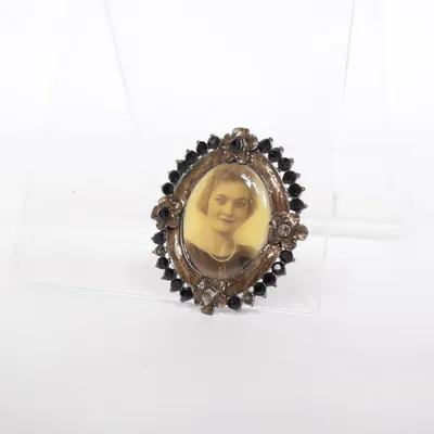 Brosch (Svart, Brun) Okänd metall