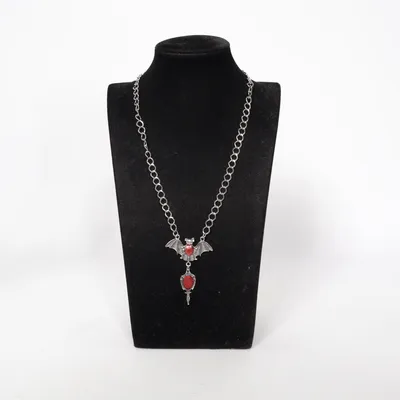 Collier (Argent, Rouge) Métal inconnu