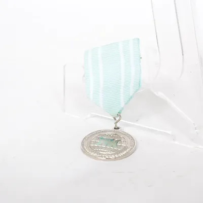 Medalj (Blå, Vit, Silverfärgad) från NK Okänd metall