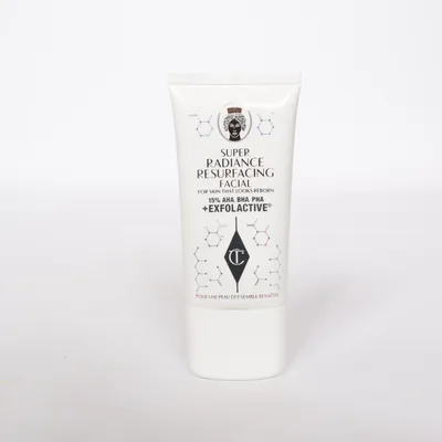 Gezichtspeeling (Super Radiance Resurfacing Facial) van Charlotte Tilbury