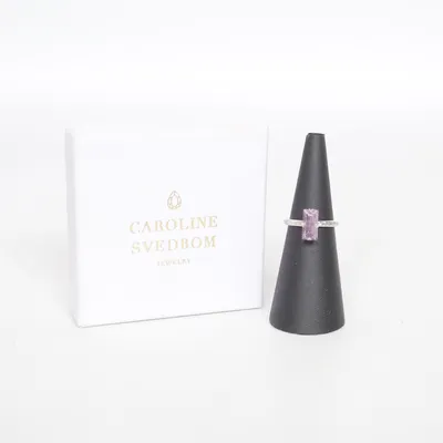 Ring (Silverfärgad, Lila) från Caroline Svedbom Okänd metall
