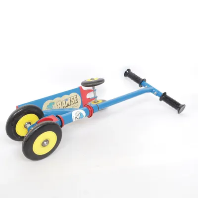 Trotinette (Bleu, Rouge, Jaune) de Rune A
