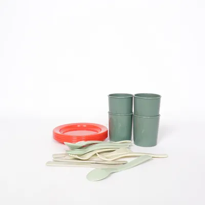 Vaisselle de poupées (Rouge, Vert, Beige) de Dantoy