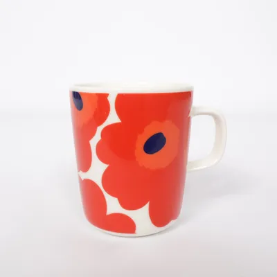 Mok (Unikko, marimekko mug, oiva unikko mug, unikko pattern, floral mug, scandinavian design, nordic design, finnish design, designer mug, premium mug, iconic pattern, bold floral print, red flower mug, statement piece, aesthetic kitchen, modern home decor, minimalist decor, collectible mug, limited design vibe, coffee mug, tea mug, ceramic mug, high quality ceramic, everyday luxury, design classic, art mug, stylish kitchenware, home styling, gift idea, design lover gift, retro floral, vintage inspired, 60s design influence, pop art vibes, bold colors, aesthetic home, y2k home decor, y2k aesthetic, 2000s design, 2000s style, retro revival, tiktok home, tiktok aesthetic, viral home decor, trending design) van Marimekko