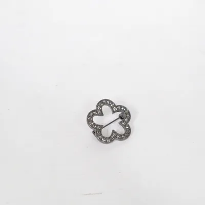 Broche (Noir) Métal inconnu