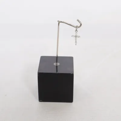 Hänge (Silverfärgad) Okänd metall