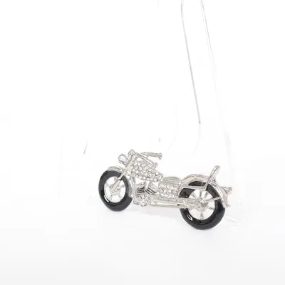 Brooch (Silver, Black) Unknown metal