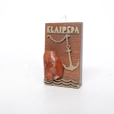 Inredningsdetalj (vintage decor, amber decor piece, wood decor, wooden sculpture, amber stone ornament, retro home decor, mid century style, unique decor item, handmade style, rustic decor, boho home decor, natural materials decor, nordic decor, minimalist decor, aesthetic home, statement decor, small sculpture, art object, decorative object, interior styling, cozy home vibe, warm tones decor, earthy aesthetic, hygge style, scandinavian design, pinterest home, tiktok home decor, vintage aesthetic, collectible decor)