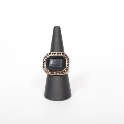 Zegelring (Goud, Zwart) Onbekend materiaal
