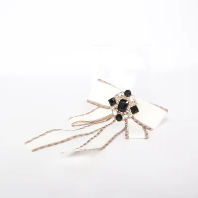 Brooch (White) Unknown metal