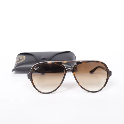 Solglasögon (RB 4125 Cats 5000) från Ray-Ban