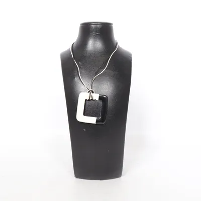 Halsband (Vit, Svart) från Monet Okänd metall