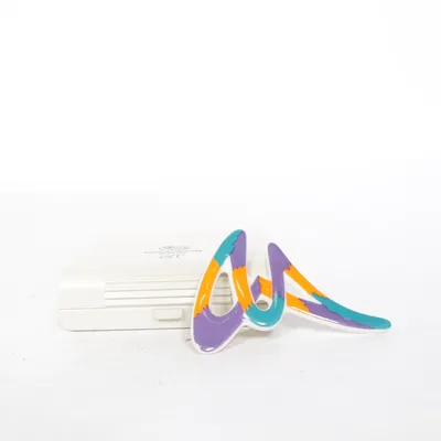 Brosch (Flerfärgad) från Hutschenreuther Okänd metall