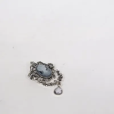 Brosch (Silverfärgad, Grå) Okänd metall