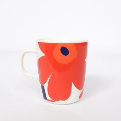 Mugg (Oiva Unikko, marimekko mug, oiva unikko mug, unikko pattern, floral mug, scandinavian design, nordic design, finnish design, designer mug, premium mug, iconic pattern, bold floral print, red flower mug, statement piece, aesthetic kitchen, modern home decor, minimalist decor, collectible mug, limited design vibe, coffee mug, tea mug, ceramic mug, high quality ceramic, everyday luxury, design classic, art mug, stylish kitchenware, home styling, gift idea, design lover gift, retro floral, vintage inspired, 60s design influence, pop art vibes, bold colors, aesthetic home, y2k home decor, y2k aesthetic, 2000s design, 2000s style, retro revival, tiktok home, tiktok aesthetic, viral home decor, trending design) från Marimekko
