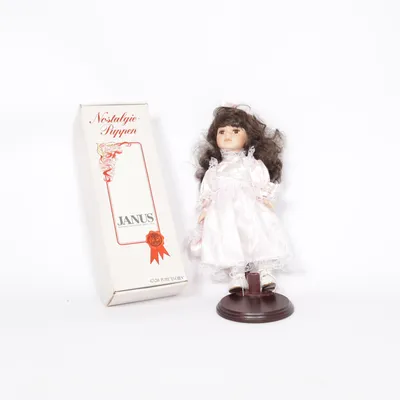 Porslinsdocka (Rosa) från Janus