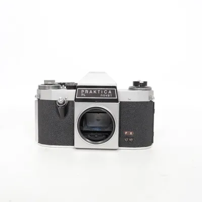 Analoge camera (PRAKTICA PL noval) van Praktica