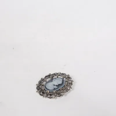 Brosch (Silverfärgad, Grå) Okänd metall