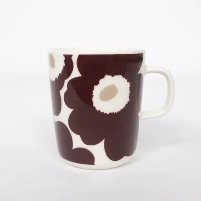 Mugg (Oiva Unikko, marimekko mug, oiva unikko mug, unikko pattern, floral mug, scandinavian design, nordic design, finnish design, designer mug, premium mug, iconic pattern, bold floral print, red flower mug, statement piece, aesthetic kitchen, modern home decor, minimalist decor, collectible mug, limited design vibe, coffee mug, tea mug, ceramic mug, high quality ceramic, everyday luxury, design classic, art mug, stylish kitchenware, home styling, gift idea, design lover gift, retro floral, vintage inspired, 60s design influence, pop art vibes, bold colors, aesthetic home, y2k home decor, y2k aesthetic, 2000s design, 2000s style, retro revival, tiktok home, tiktok aesthetic, viral home decor, trending design) från Marimekko