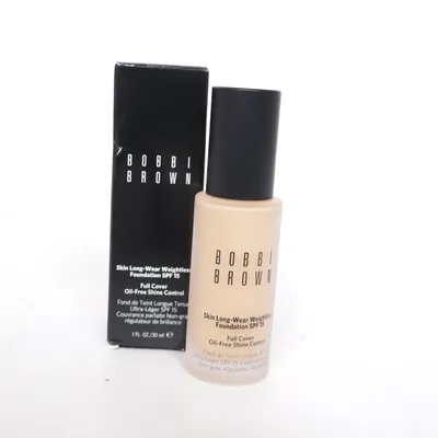 Foundation (Skin Long-Wear Weightless Foundation SPF 15) från Bobbi Brown