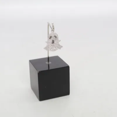 Hänge (Vit, Svart, Silverfärgad) Okänd metall