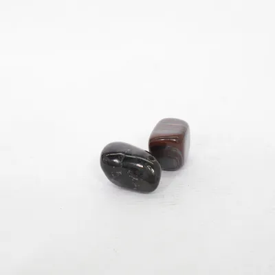 Hänge (Brun, Svart) Okänd metall