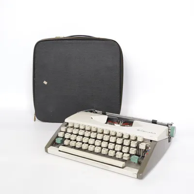 Skrivmaskin (Vit) från Olympia