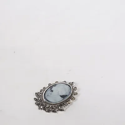 Brosch (Silverfärgad, Svart) Okänd metall